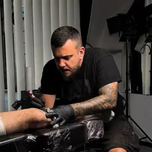 Tony Black de Black'n'Blu Tattoo